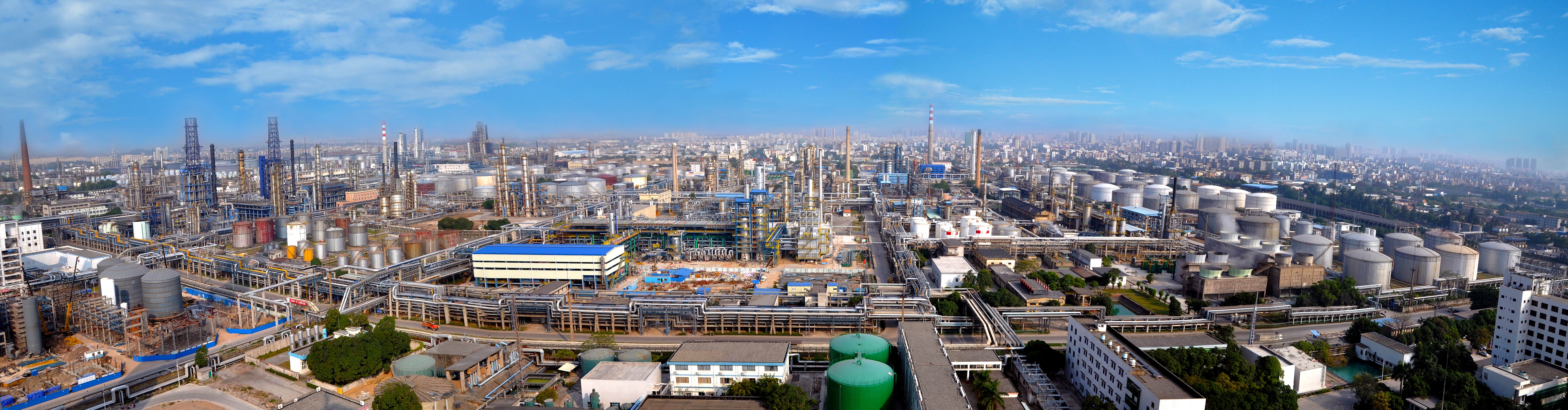 茂名石化2000万吨炼油厂全景（茂名石化公司供图）.jpg